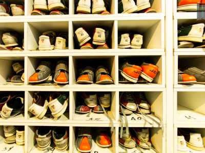 ...e dietro al quale vi sono le scarpe da bowling esposte in ordine di grandezza: da quelle per bambini ai numeri pi� alti